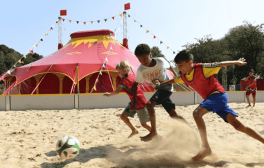 Im Olympiapark wird im Rahmen der Ferienbetreuung auch BeachfuÃball fÃ¼r die Kids angeboten. FÃ¼r jeden Geschmack ist hier etwas dabei. (Bild: Felix HÃ¶rhager fÃ¼r Lilalu)