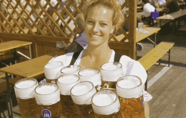 Photo: Bedienung auf dem Muenchner Oktoberfest, Â© Muenchen Tourismus, J. Wildgruber