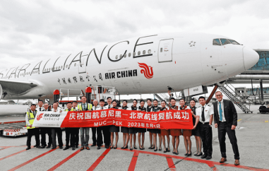 Photo copyright, Munich Airport. AnlÃ¤sslich des Erstfluges freuten sich Vertreter von Air China und des MÃ¼nchner Flughafens zusammen mit der Crew Ã¼ber den Neustart.
