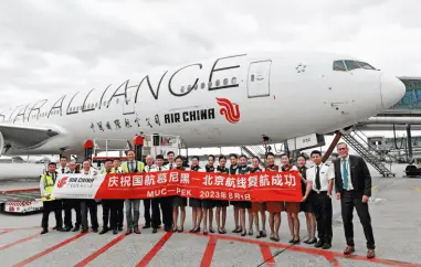 Photo copyright, Munich Airport. AnlÃÂ¤sslich des Erstfluges freuten sich Vertreter von Air China und des MÃÂ¼nchner Flughafens zusammen mit der Crew ÃÂ¼ber den Neustart.