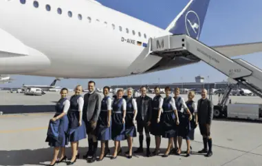 Bild: Mittig von Links: Benedikt Schneider, Leiter Cabin Crew Frankfurt und MÃ¼nchen, Heiko Reitz, CCO Lufthansa Airlines, Jost Lammers, CEO Flughafen Muenchen