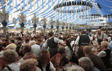 Bierzelt Ochsenbraterei, Â© Muenchen Tourismus, B. Roemmelt