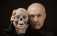Damien Hirst with For the Love of God, 2012 Photographed by Prudence Cuming Associates Ltd. © Damien Hirst and Science Ltd. All rights reserved, DACS/Ar:mage 2023