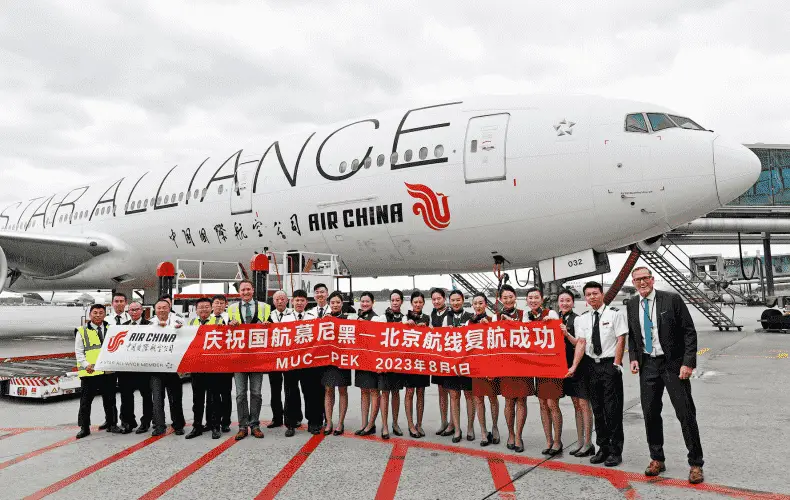 Photo copyright, Munich Airport. AnlÃ¤sslich des Erstfluges freuten sich Vertreter von Air China und des MÃ¼nchner Flughafens zusammen mit der Crew Ã¼ber den Neustart.