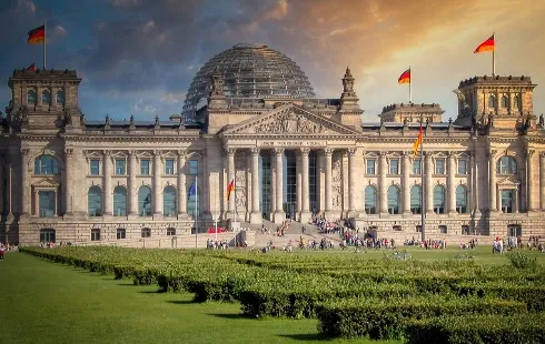 Government Coalition Maintains Stability After Public Disagreement